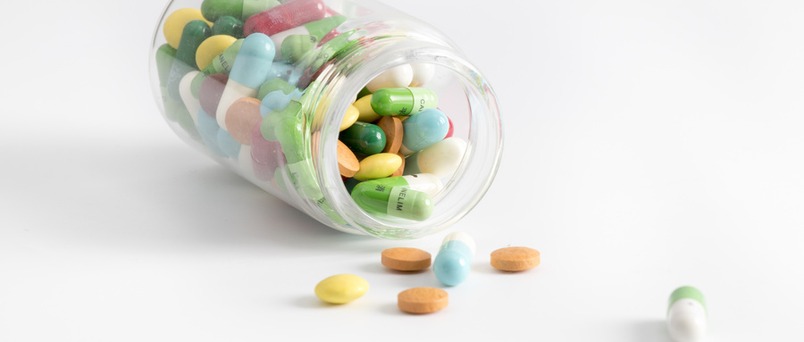 摄图网_500209197_wx_透明药瓶中散落的药（企业商用）.jpg
