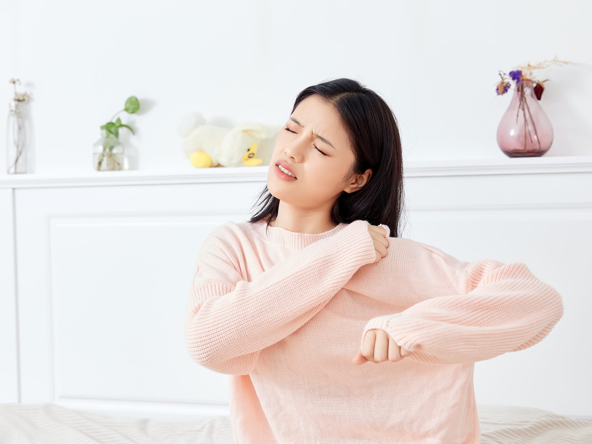 摄图网_501433608_居家美女肩膀痛（企业商用）.jpg